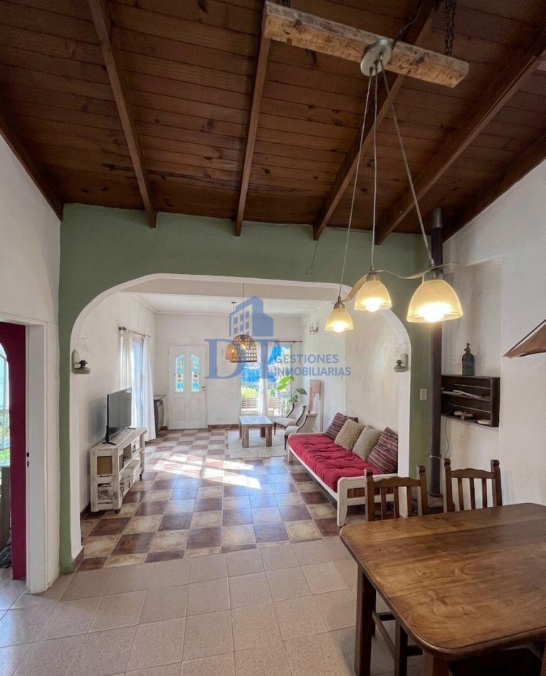 Casa 3 Ambientes con Gran Patio, Pileta, Quincho y Doble Cochera