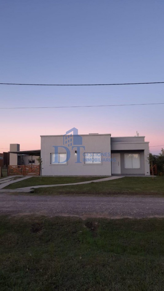Moderna Casa con Pileta en Pedregales