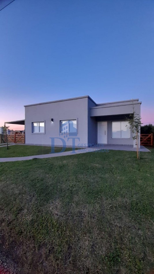 Moderna Casa con Pileta en Pedregales
