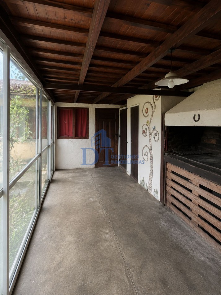 Casa 3 Ambientes con Gran Patio, Pileta, Quincho y Doble Cochera