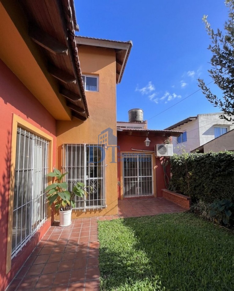 Casa 3 Ambientes con Gran Patio, Pileta, Quincho y Doble Cochera