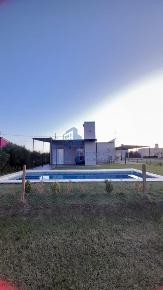 Moderna Casa con Pileta en Pedregales