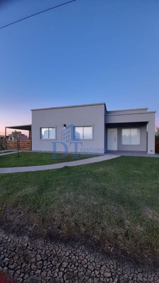 Moderna Casa con Pileta en Pedregales