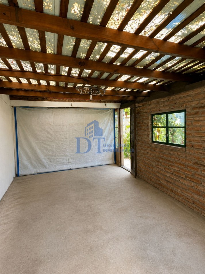 Casa 3 Ambientes con Gran Patio, Pileta, Quincho y Doble Cochera