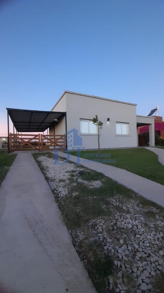 Moderna Casa con Pileta en Pedregales