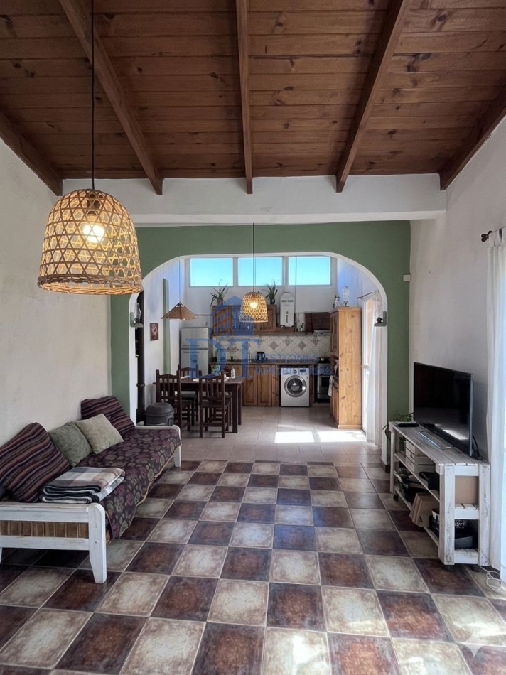 Casa 3 Ambientes con Gran Patio, Pileta, Quincho y Doble Cochera