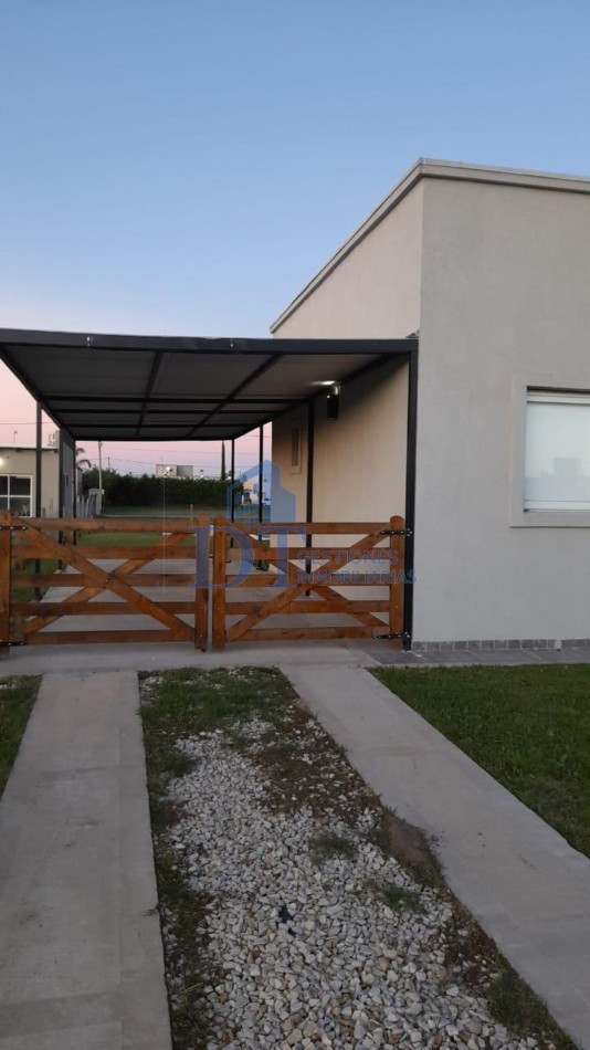 Moderna Casa con Pileta en Pedregales