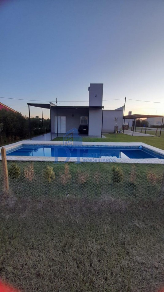 Moderna Casa con Pileta en Pedregales