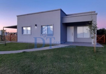 Moderna Casa con Pileta en Pedregales