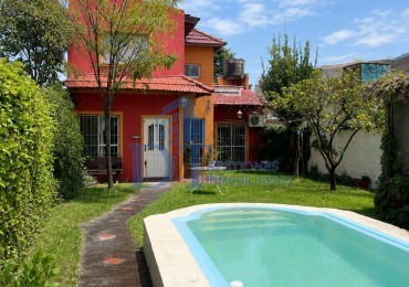 Casa 3 Ambientes con Gran Patio, Pileta, Quincho y Doble Cochera